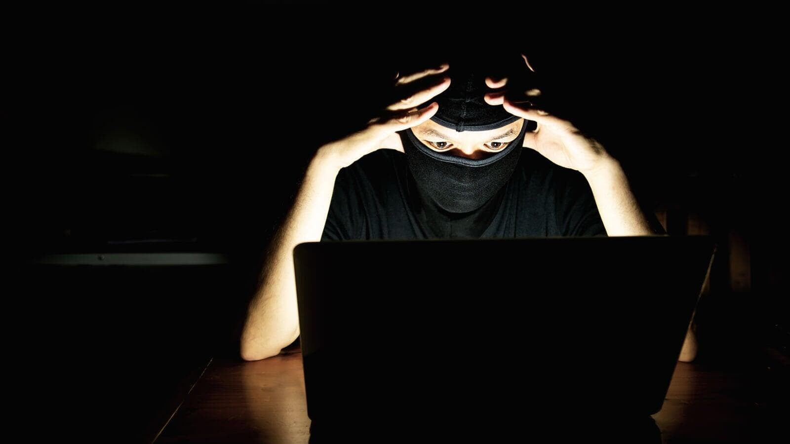 Vigilando en la Sombra: La Clave para Monitorear tu Empresa en la Dark Web